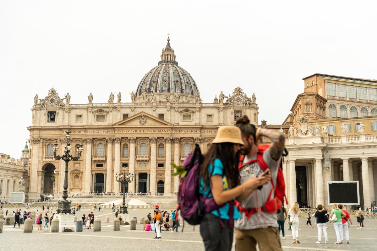 Due pellegrini della Via Francigena davanti alla Basilica di San Pietro (c) ENIT - Agenzia Nazionale del Turismo (1)