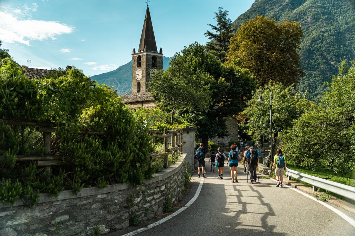 Pellegrini sulla Via Francigena Arnad (c) ENIT - Agenzia Nazionale del Turismo (1)