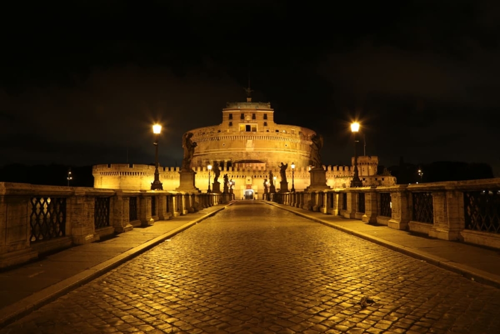 Vista notturna di Castel Sant'Angelo e Ponte Sant'Angelo (c) Simone Antonazzo ENIT (1)